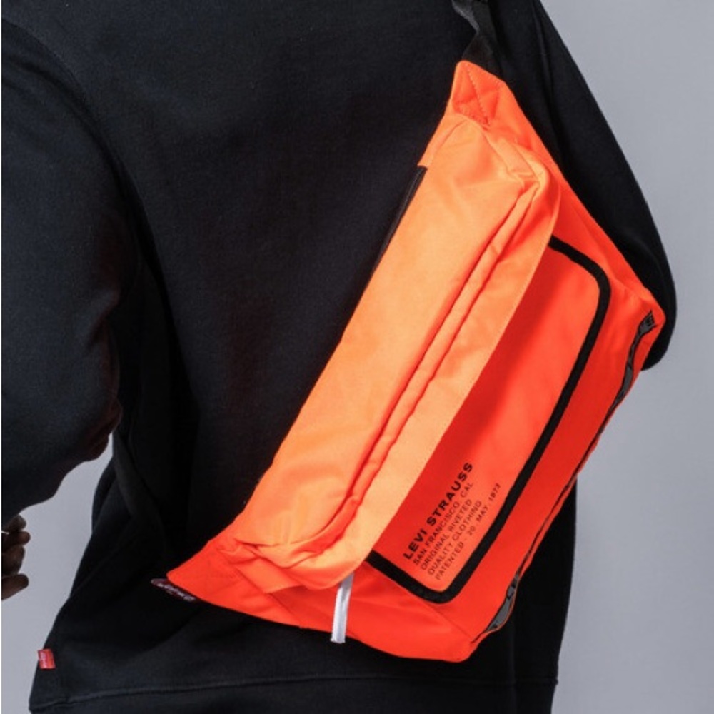 LEVI’S Bigger Banana Sling Bag w/ reflector Orange